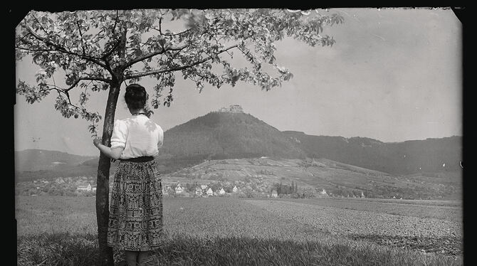 Frau vor Baum, Ortsansicht mit Burg -  wo wurde das Bild (circa 1950) aufgenommen?