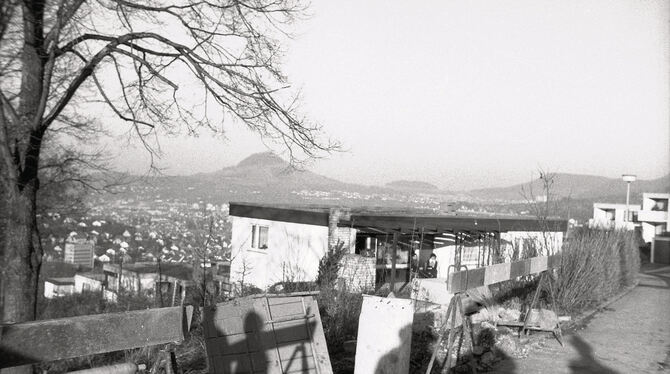 Im Hintergrund die Achalm: Wo wurde dieses  Haus  1974  abgelichtet?