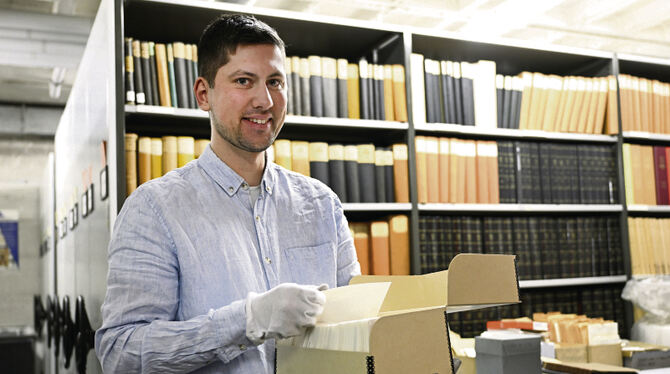 Der Historiker  Philipp Klais  verantwortet seit Herbst vergangenen Jahres die  historische Fotosammlung  des Reutlinger Stadtar