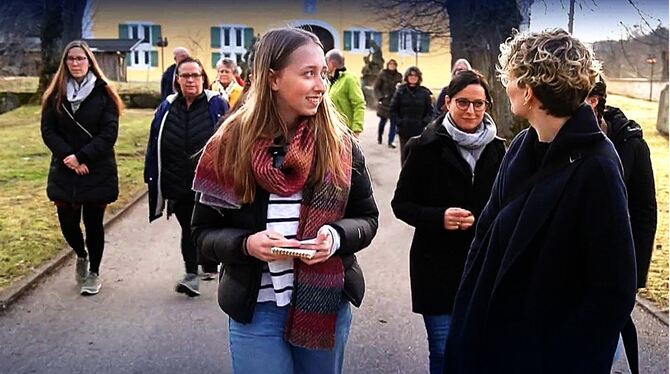 Lotta Brockel (Mitte) führt eine Besuchergruppe über das Gelände der Gedenkstätte Grafeneck.