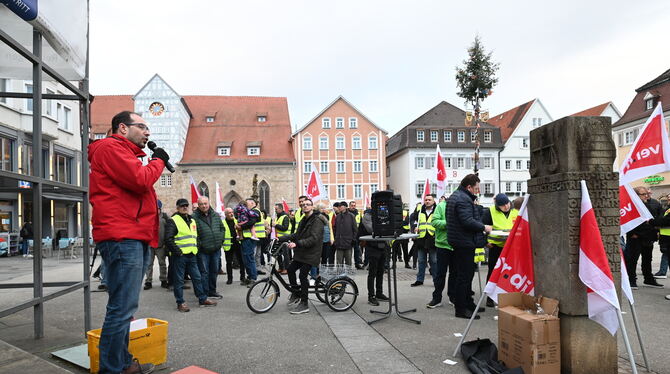 Streikende Busfahrer demonstrieren auf dem Reutlinger Marktplatz für mehr Geld und bessere Arbeitsbedingungen.