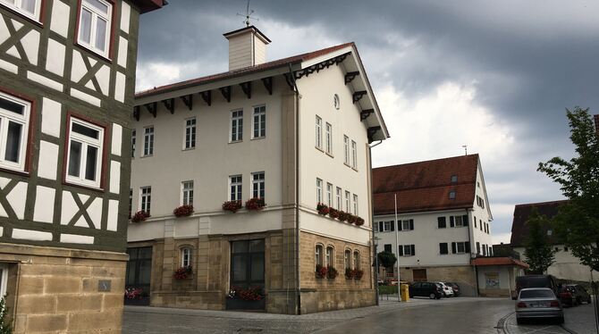 Walddorfhäslach Rathaus Gewitterwolken Über dem Rathaus mit der weißen Fassade und den vielen Blumenkästen hängen dunkle Gewitterwolken. Die Gemeinde will zwar 2025 tr