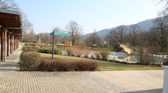 Gemeinderat Das Dettinger Freibad während der Winterruhe, die Schließung für einen Sommer steht trotz Sparzwangs nicht zur Diskussion