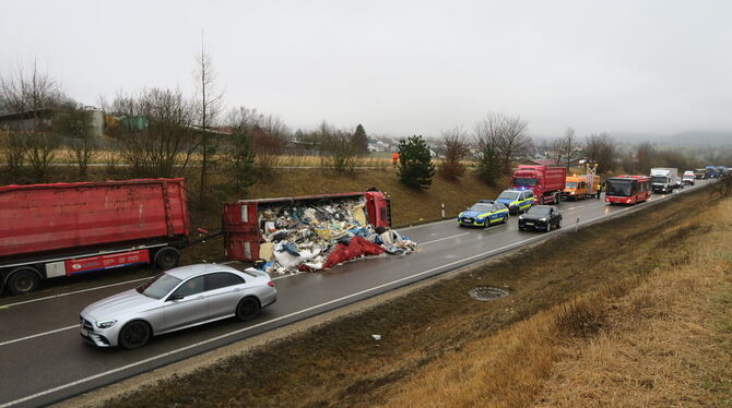 Dieser Lastwagen, der Müll geladen hatte, verunglückte am Donnerstagvormittag auf der B28 bei Metzingen-Neuhausen.