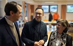 Fachgespräch über Feuer und Wärme: CDU-Kandidat Christoph Naser (Mitte) im Gespräch mit dem Konstanzer CDU-Abgeordneten Andreas 