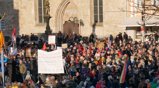 Rund 1.500 Menschen sind am Samstag auf den Reutlinger Marktplatz gekommen, um gegen den Fall der Brandmauer gegenüber der AfD z