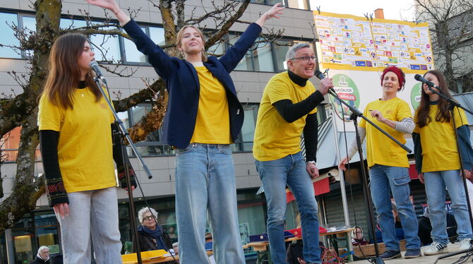 Das Theater Patati Patata demonstrierte mit einem kurzen Theaterstück  die Absurditäten der momentanen Politik.