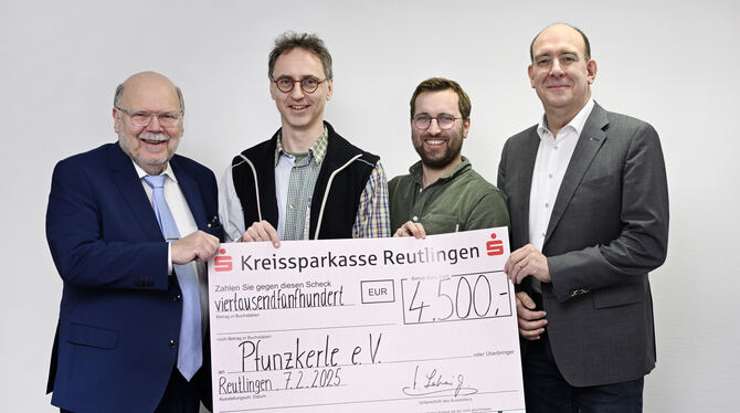 Valdo Lehari jr., Armin Amann, Maximilian Grauer und Thilo Schmid (von links) freuen sich über die Rekord-Spendensumme für die P