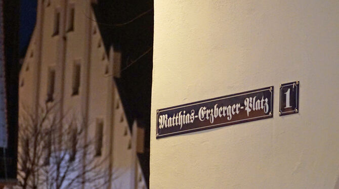 Auch die Große Kreisstadt Biberach hat jetzt einen Matthias-Erzberger-Platz. Unterhalb des Straßenschildes hängt eine Erinnerung Auch die Große Kreisstadt Biberach hat jetzt einen Matthias-Erzberger-Platz. Unterhalb des Straßenschildes hängt eine Erinnerung