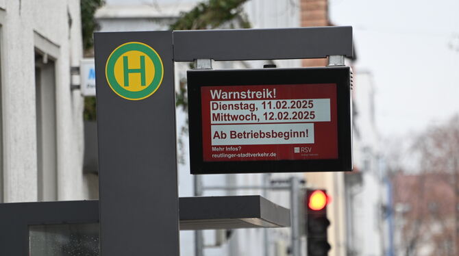 Rot ist die Ampel für den Reutlinger Stadtverkehr durch einen zweitägigen Warnstreik, der am Dienstag begonnen hat.