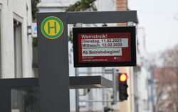 Rot ist die Ampel für den Reutlinger Stadtverkehr durch einen zweitägigen Warnstreik, der am Dienstag begonnen hat.