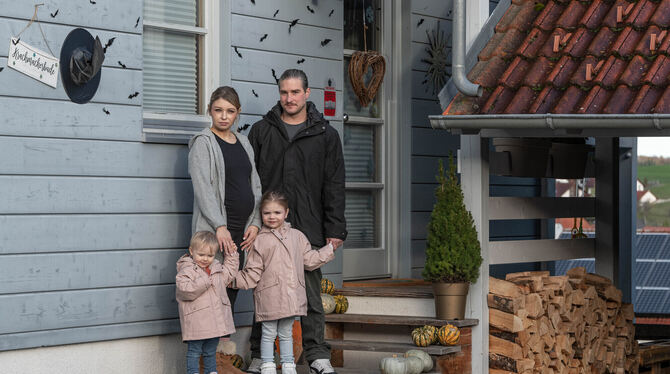 Laura Pippig und Roman Raffler leben zusammen mit ihren beiden Kindern Eleanor (rechts) und Madita in diesem Haus in Bad Urach-W