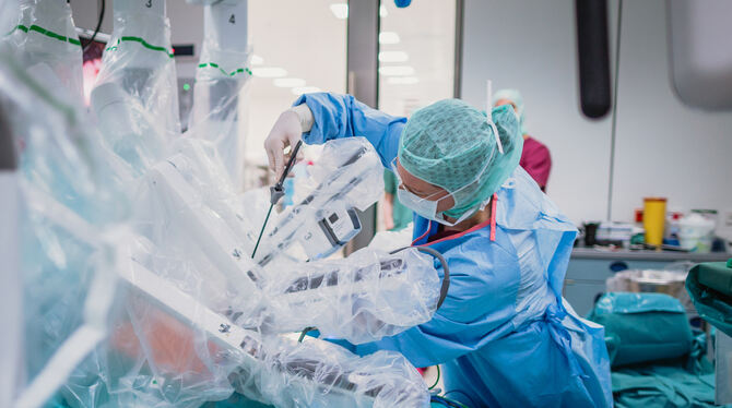 Medizin,Gesundheit,Technik,Krankenhaus,Medizintechnik,Bundeswehr,OP-Roboter,Digitalisierung Das Uniklinikum Tübingen operiert mit Da-Vinci-Robotern, bald auch mit KI.