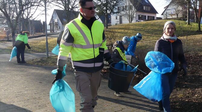 Zwei von 90: Beim Wannweiler Markungsputz haben engagierte Bürger achtlos weggeworfenen Abfall ein-gesammelt. FOTO: SANDER Zwei von 90: Beim Wannweiler Markungsputz haben engagierte Bürger achtlos weggeworfenen Abfall ein-gesammelt. FOTO: SANDER