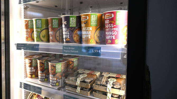 Smart Fridge mit Inhalt Den Schwerpunkt seines Sortiments legt das Start-up auf regionale Produkte in Bio-Qualität.