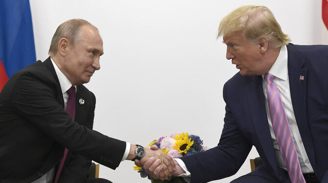 Russlands Präsident Wladimir Putin und US-Präsident Donald Trump bei einem G-20-Treffen im Jahr 2019 in Japan. Seit Russland die