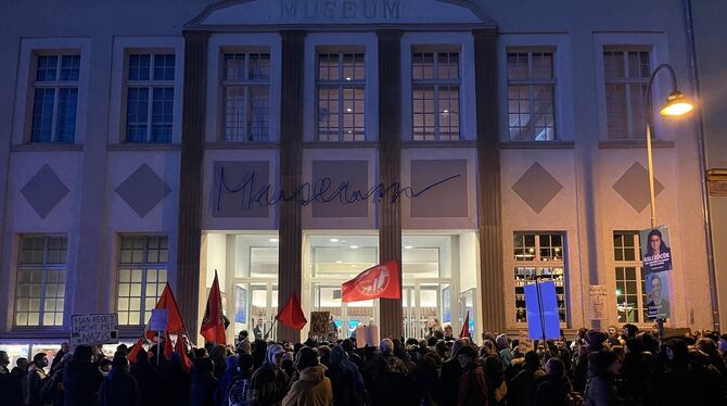 Niemand kommt mehr rein oder raus: Linke Aktivisten blockieren das Kino Museum.
