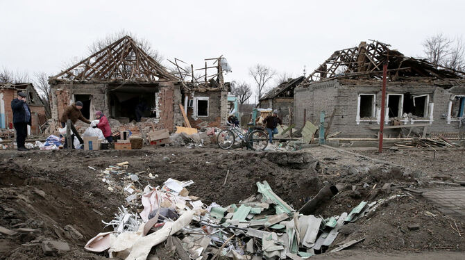 Russland, Ukraine, Konflikt, Krisen Ein Krater ist im Dorf Jasnohirka in der ostukrainischen Region Donezk vor Häusern zu sehen, die im Januar 2025 durch russischen