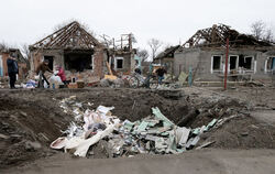 Ein Krater ist im Dorf Jasnohirka in der ostukrainischen Region Donezk vor Häusern zu sehen, die im Januar 2025 durch russischen