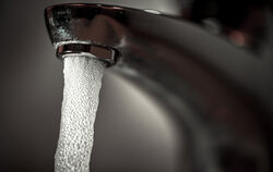 Trinkwasser läuft aus einem Wasserhahn.
