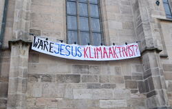 Weithin sichtbar und öffentlichkeitswirksam hängt das große Banner an der zentralen Tübinger Stiftskirche.