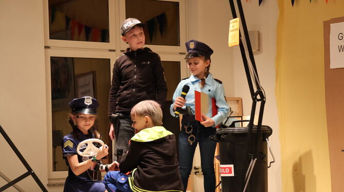 Die Dritt- und Viertklässler beschäftigten sich in einem Sketch mit Polizeiarbeit