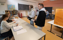 Bundestagswahl in der Echazstadt: Junge Pfullinger geben ihre Stimme ab, und auch die Wahlhelfer gehören in diesem Wahllokal zur
