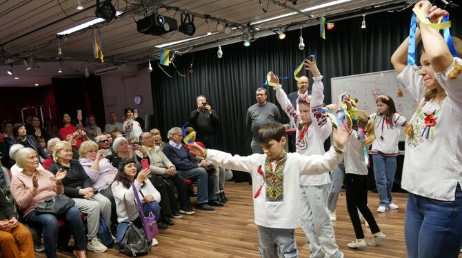 Metzingen Gedenken Kriegsbeginn Eine Veranstaltung zum 3. Jahrestag des Kriegsbeginns in der Ukraine: Am Montag waren zahlreiche Menschen ins Metzinger Kulturfo