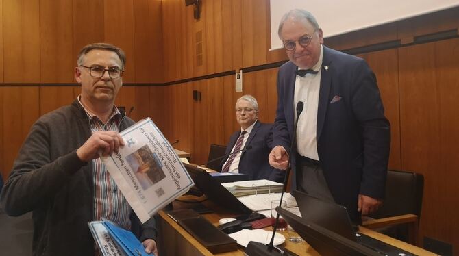Rainer Riedinger überreicht OB Thomas Keck die Petition für angemessene Kita-Gebühren, die von mehr als 1.800 Personen unterzeic