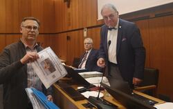 Rainer Riedinger überreicht OB Thomas Keck die Petition für angemessene Kita-Gebühren, die von mehr als 1.800 Personen unterzeic
