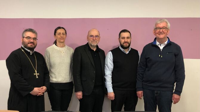 Dimitrios Katsanos, Vera Stokic, Frieder Leube, Yusuf Celep und Bernhard Bosold (von links) stellen die Errungenschaften des Reu