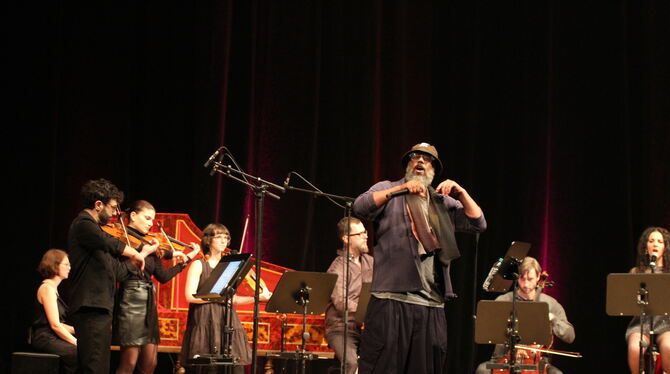 Samy Deluxe Rap trifft Barock-Ensemble: Mikis Takeover! Ensemble flankiert Samy Deluxe.