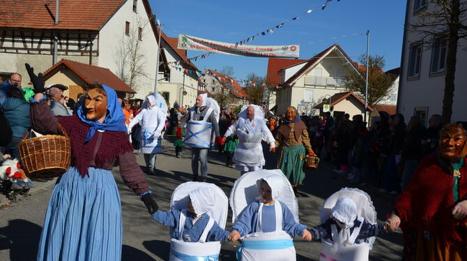 Ein buntes Bild des Fasnetsvergnügens: Mehr als 70 Gruppen zogen zum Ende der Saison am Dienstag durch Steinhilben.  FOTOS: HÄUS