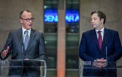 Die Parteichefs von CDU und SPD, Friedrich Merz (links) und Lars Klingbeil, verkünden die  Ergebnisse der Sondierungsgespräche. 