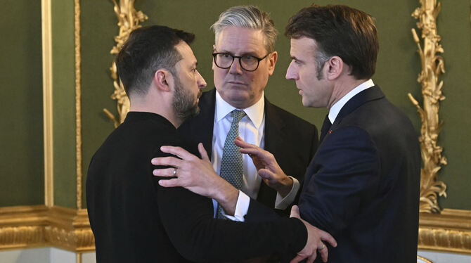 Der britische Premier Sir Keir Starmer (Mitte) mit dem ukrainischen Präsidenten Wolodymyr Selenskyj (links) und dem französische Der britische Premier Sir Keir Starmer (Mitte) mit dem ukrainischen Präsidenten Wolodymyr Selenskyj (links) und dem französische