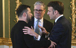 Der britische Premier Sir Keir Starmer (Mitte) mit dem ukrainischen Präsidenten Wolodymyr Selenskyj (links) und dem französische