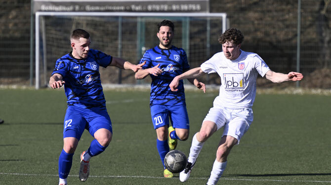 Benjamin Kolly (rechts) vom TSV Gomaringen im Duell mit den Hirschauern Ricco Seßler (links) und Daniel Genuardi.  FOTO: PIETH