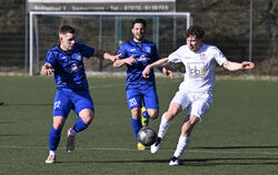  Benjamin Kolly (rechts) vom TSV Gomaringen im Duell mit den Hirschauern Ricco Seßler (links) und Daniel Genuardi.  FOTO: PIETH