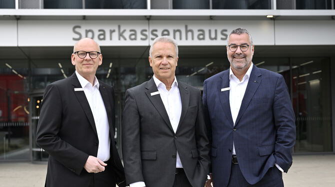 Finanzinstitute Die Vorstandsmitglieder (von links) Joachim Deichmann, Michael Bläsius (Vorsitzender) und Martin Bosch berichteten über die Gesc