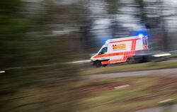Ein Rettungswagen ist mit Blaulicht im Einsatz
