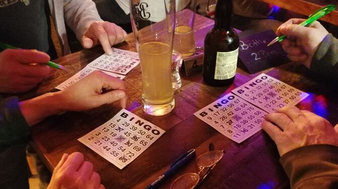 Zahlen abstreichen auf der Bingo-Karte: Fünf in einer Reihe müssen es sein. Zahlen abstreichen auf der Bingo-Karte: Fünf in einer Reihe müssen es sein.