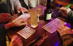Zahlen abstreichen auf der Bingo-Karte: Fünf in einer  Reihe müssen es sein. 