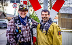 Die Unterjesinger Narren Walter Scipioni (links) und Steffen Mang haben mit vereinten Kräften die Schranke einer Bahnüberführung