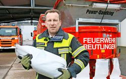 Reutlingens Feuerwehrkommandant Stefan Hermann  vor der Sandabfüll-anlage.  FOTO: HAAS