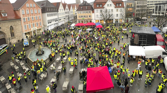 Knapp 2.000 Streikende demonstrierten laut Verdi.