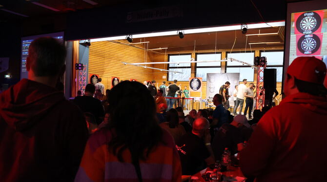 Super Dart-Stimmung in der Undinger Steinbühlhalle