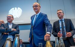 Fraktionschef Friedrich Merz (Mitte) läutet die Glocke vor Beginn der Fraktionssitzung der Union. In einer Bundestags-Sondersitz