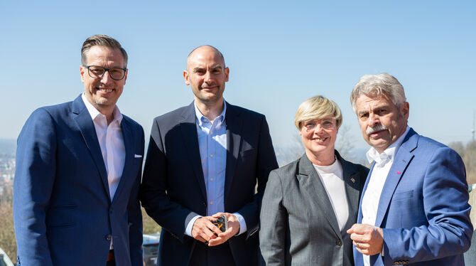 Danyal Bayaz Finanzminister Danyal Bayaz (Zweiter von links) und Landtagsabgeordnete Cindy Holmberg zu Besuch in Reutlingen. Auf der Achalm w
