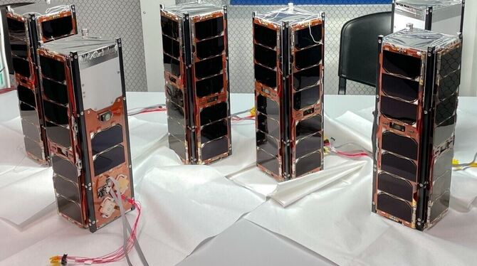 Die sechs kompakten Hermes-Nanosatelliten (mit geschlossenen Solarpaneelen) im Astra-Labor.  FOTO: ASI