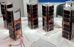 Die sechs kompakten Hermes-Nanosatelliten (mit geschlossenen Solarpaneelen) im Astra-Labor.  FOTO: ASI